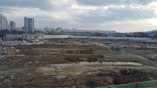 올해 재건축시장 최대어로 꼽힌 서울 송파구 가락시영 아파트를 재건축하는 '송파 헬리오시티' 사업부지 전경. 총 9510가구 가운데 1558가구를 일반분양했으며 3일까지 당첨자를 대상으로 계약을 진행한다. 3.3㎡당 평균분양가는 2620만원으로 당초 예상한 2700만~2800만원보다 낮다.